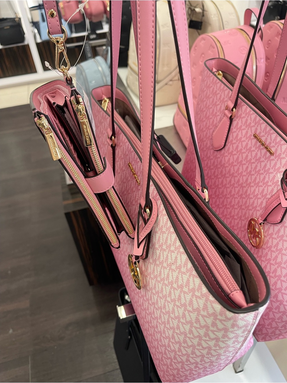 MICHAEL MICHAEL KORS SHEILA
CARNATION LG TOTE bag & Double Zip Ombré Lg Wallet - Picture 5 of 16